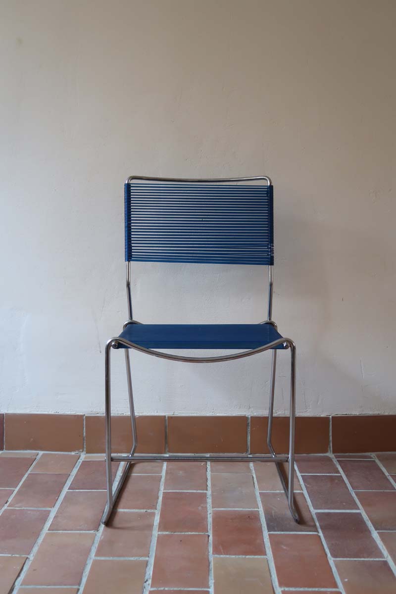4 chaises bleu Giandomenico Belotti spaghetti Alias 1980