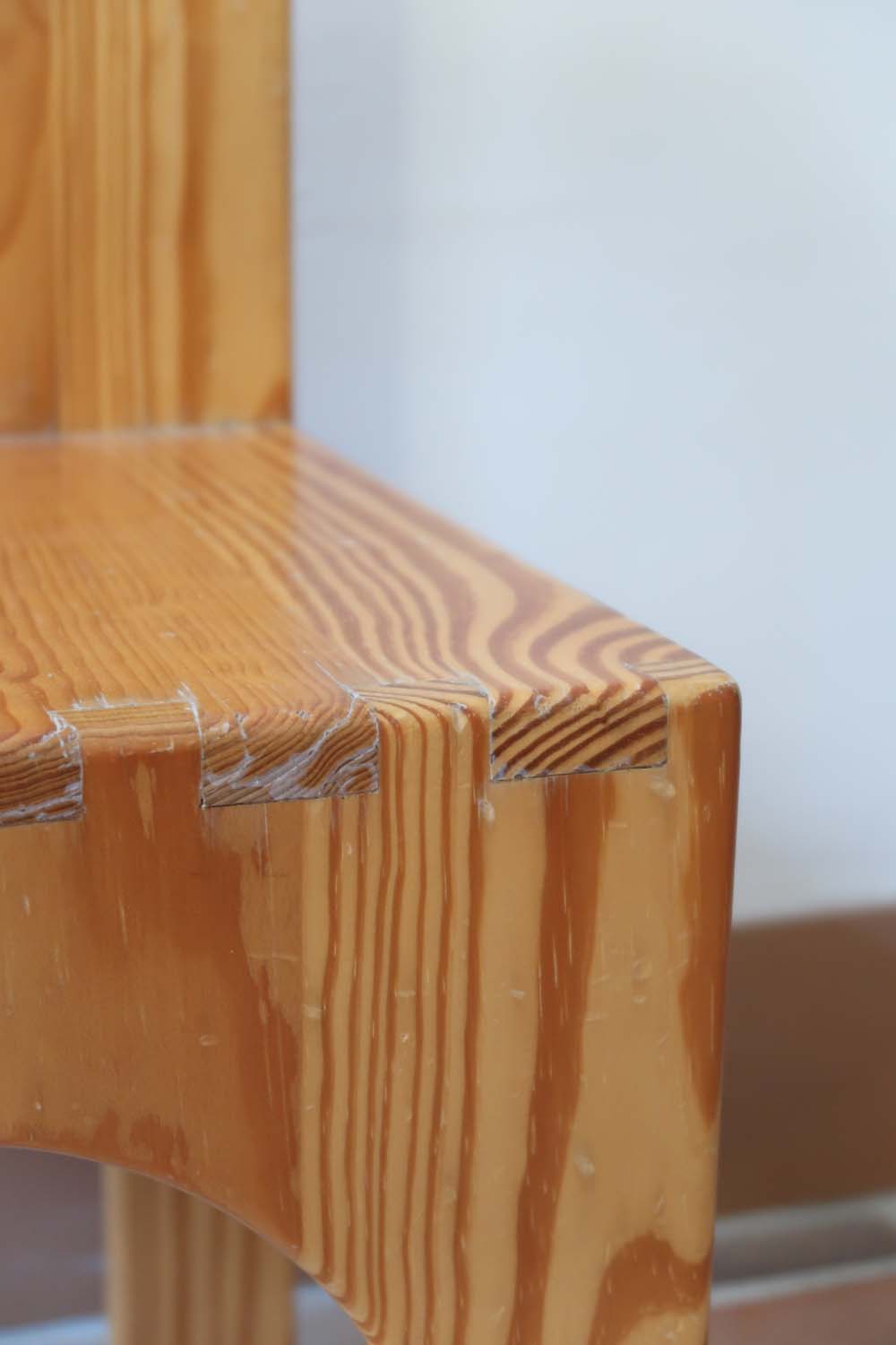 chaise enfant bois vintage pin rond design moderniste brutaliste