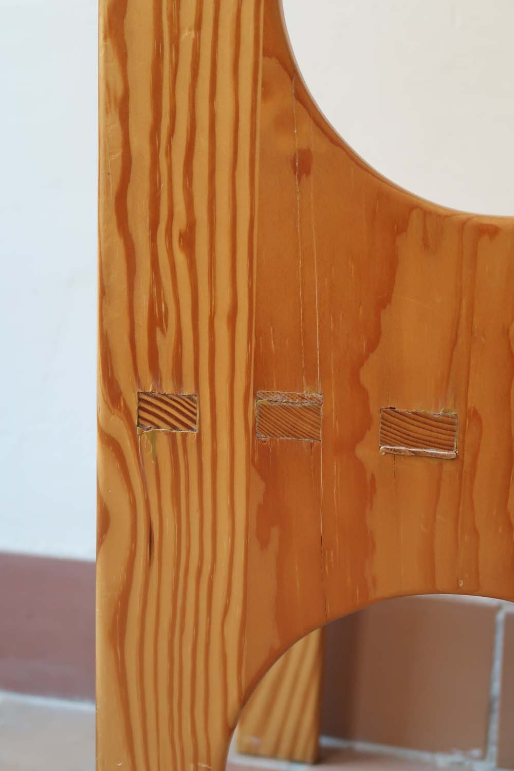 chaise enfant bois vintage pin rond design moderniste brutaliste