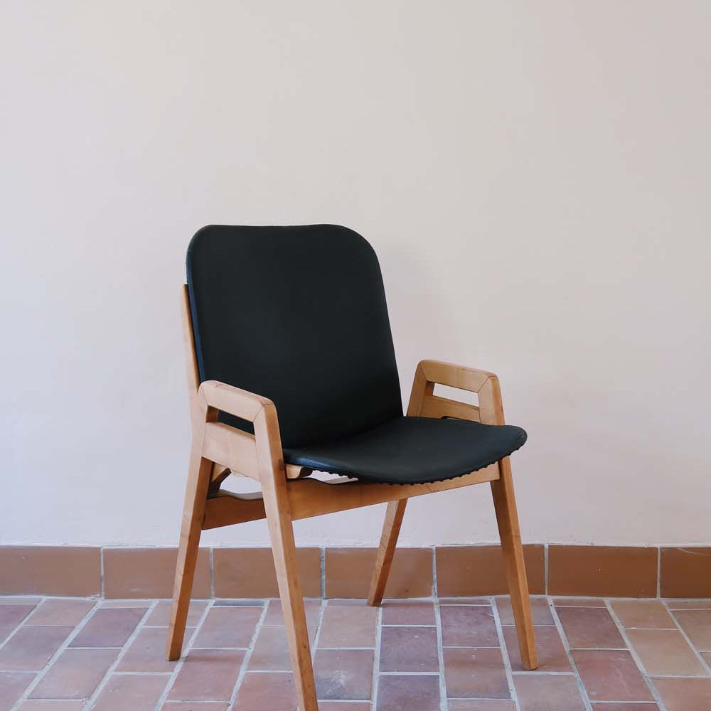 chaise réversible pieds compas dossier skaï noir scandiave vintage fauteuil chauffeuse danois bois