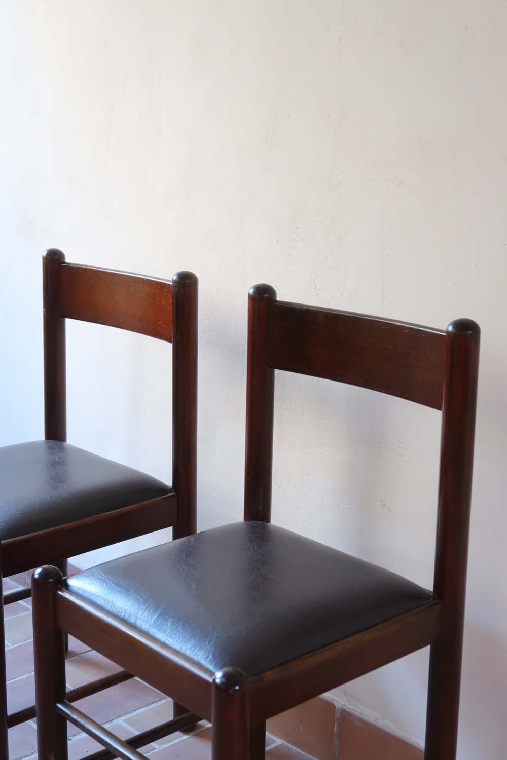 chaise vintage bistrot scandinave charlotte perriand marron skaï brutaliste meribel