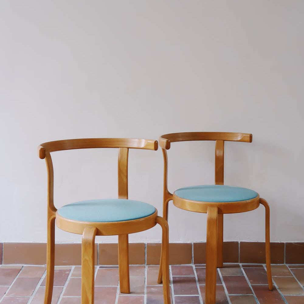 paire 2 chaises Magnus Olesen série 8002 8000 vintage scandinave danois designer Rud Thygesen Johnny Sorensen rond tissu bleu turquoise bois bouleau empilable