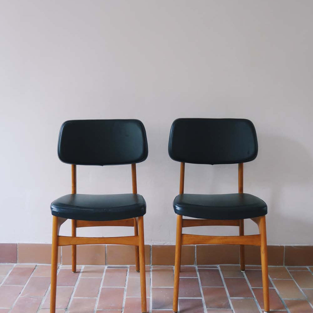 paire 2 chaises skaï noir cuir vintage scandinave pieds compas teck bois clair