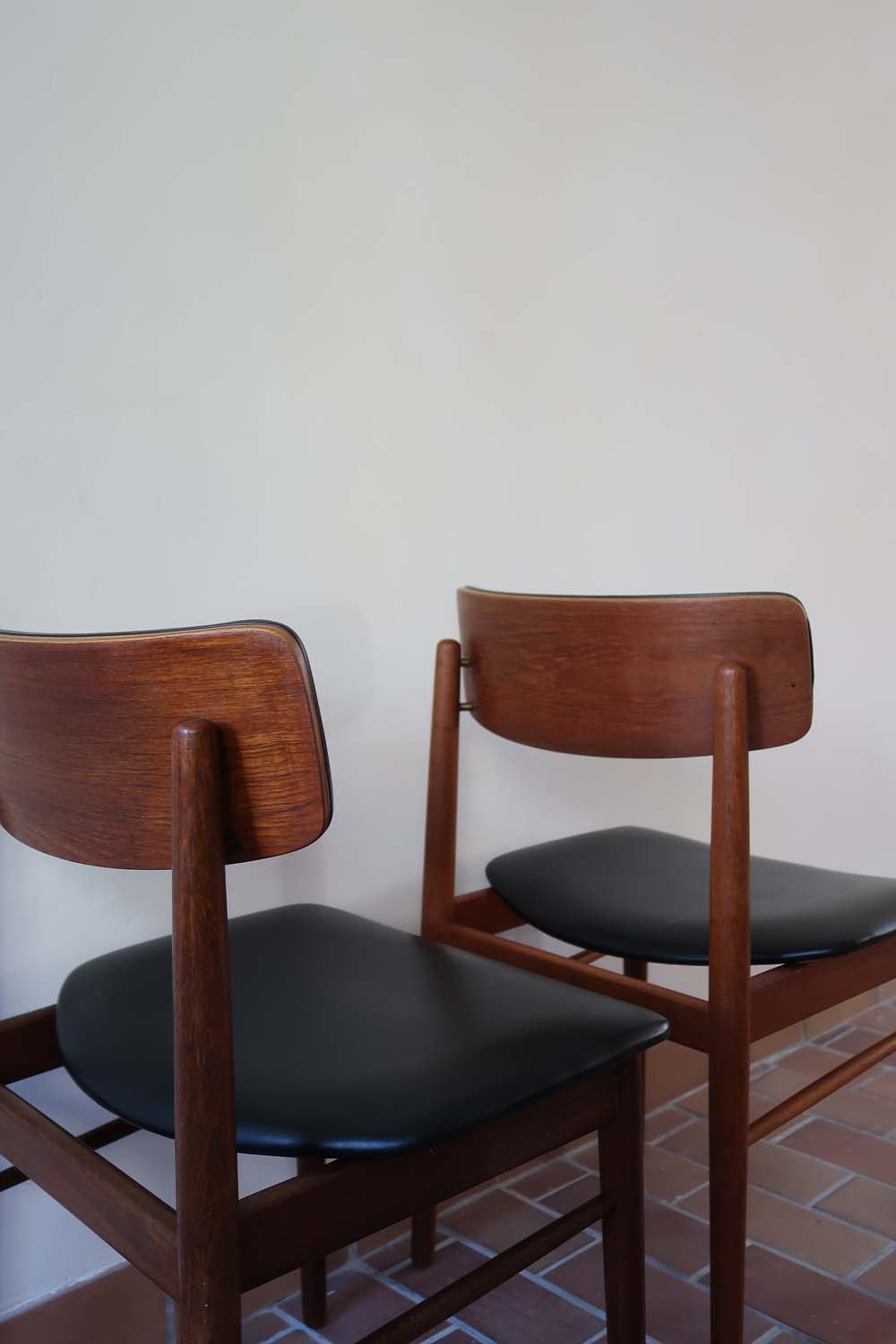 paire 2 chaises scandinave skaï noir vintage teck made in denmark Sax S Chrobat années 60