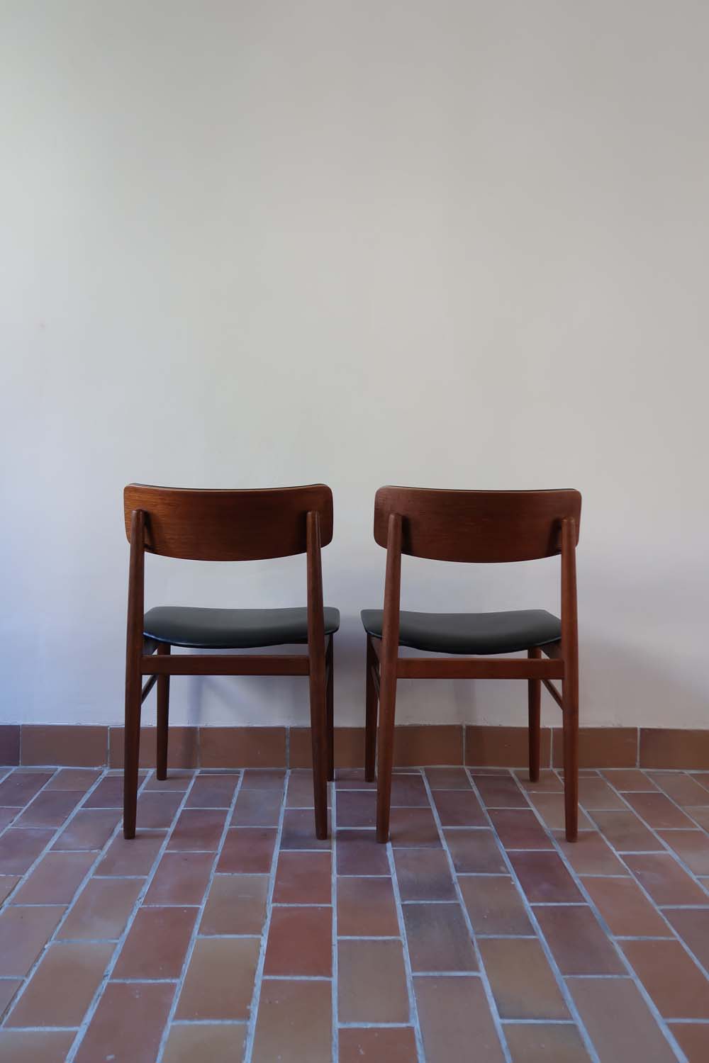 paire 2 chaises scandinave skaï noir vintage teck made in denmark Sax S Chrobat années 60