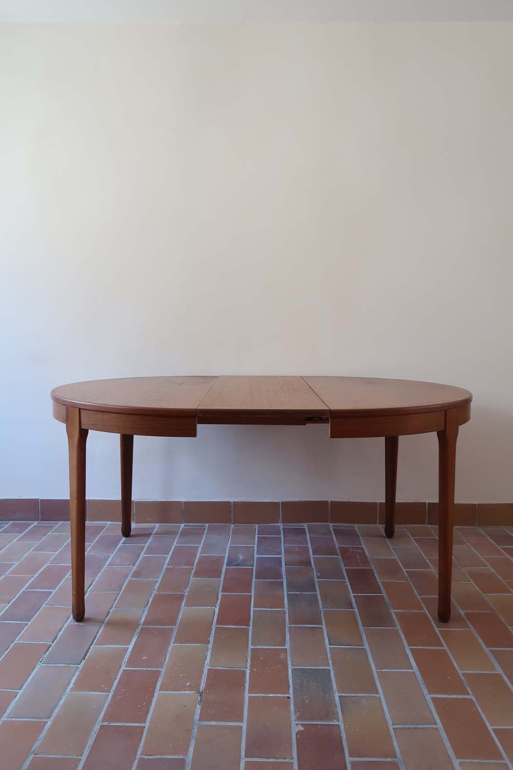 table ronde meuble tv paris made in france scandinave danois extensible rallonge pied fuselé compas teck