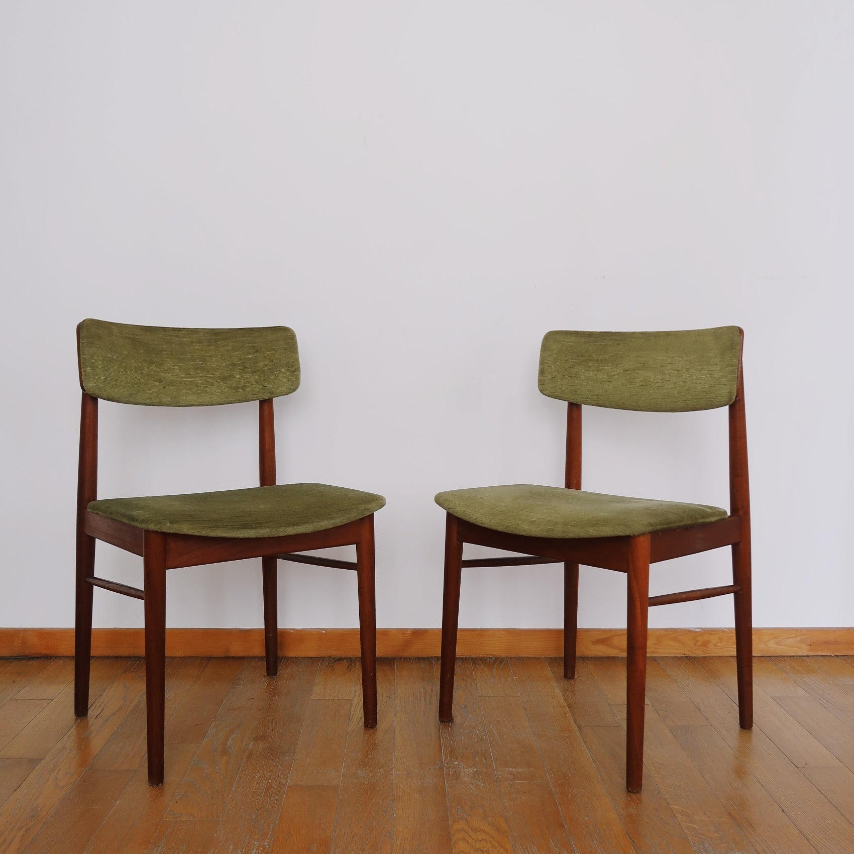 2 paires chaises scandinave danois vintage pieds compas velours vert fuselé made in Denmark