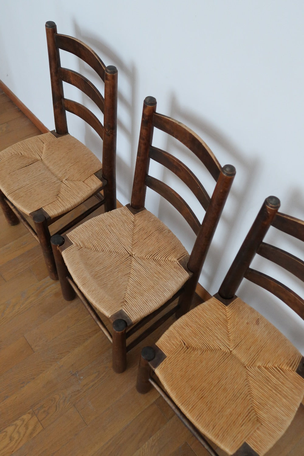 3 chaises rustique brutaliste ferme Georges Robert années 50 60 bois pin massif paillage paillée