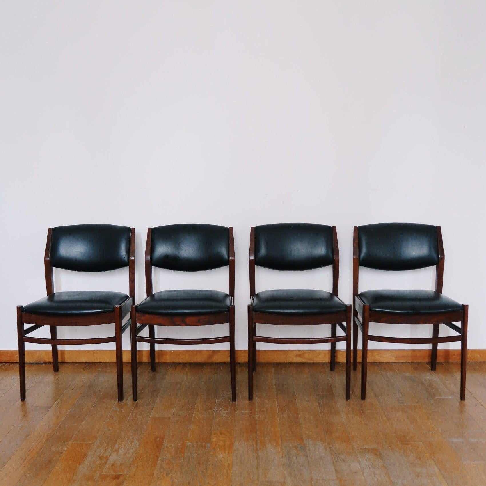 4 chaises scandinaves noir skaï cuir bois teck vintage danois pieds compas fuselés