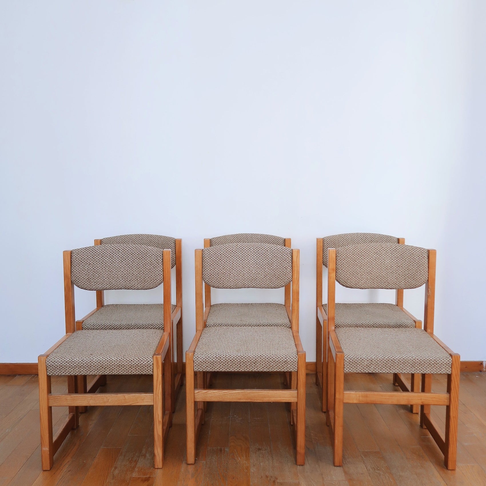 6 chaises maison regain charlotte perriand brutaliste design vintage scandinave pieds compas fuselé tissu tweed bois orme massif