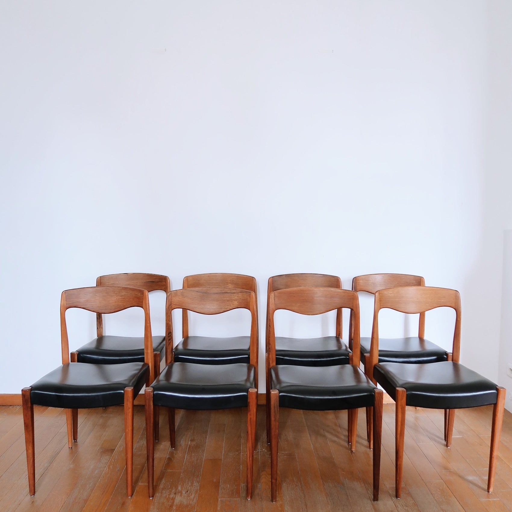8 chaises Niels Otto Moller skaï cuir noir teck palissandre scandinave danois pieds compas fuselés