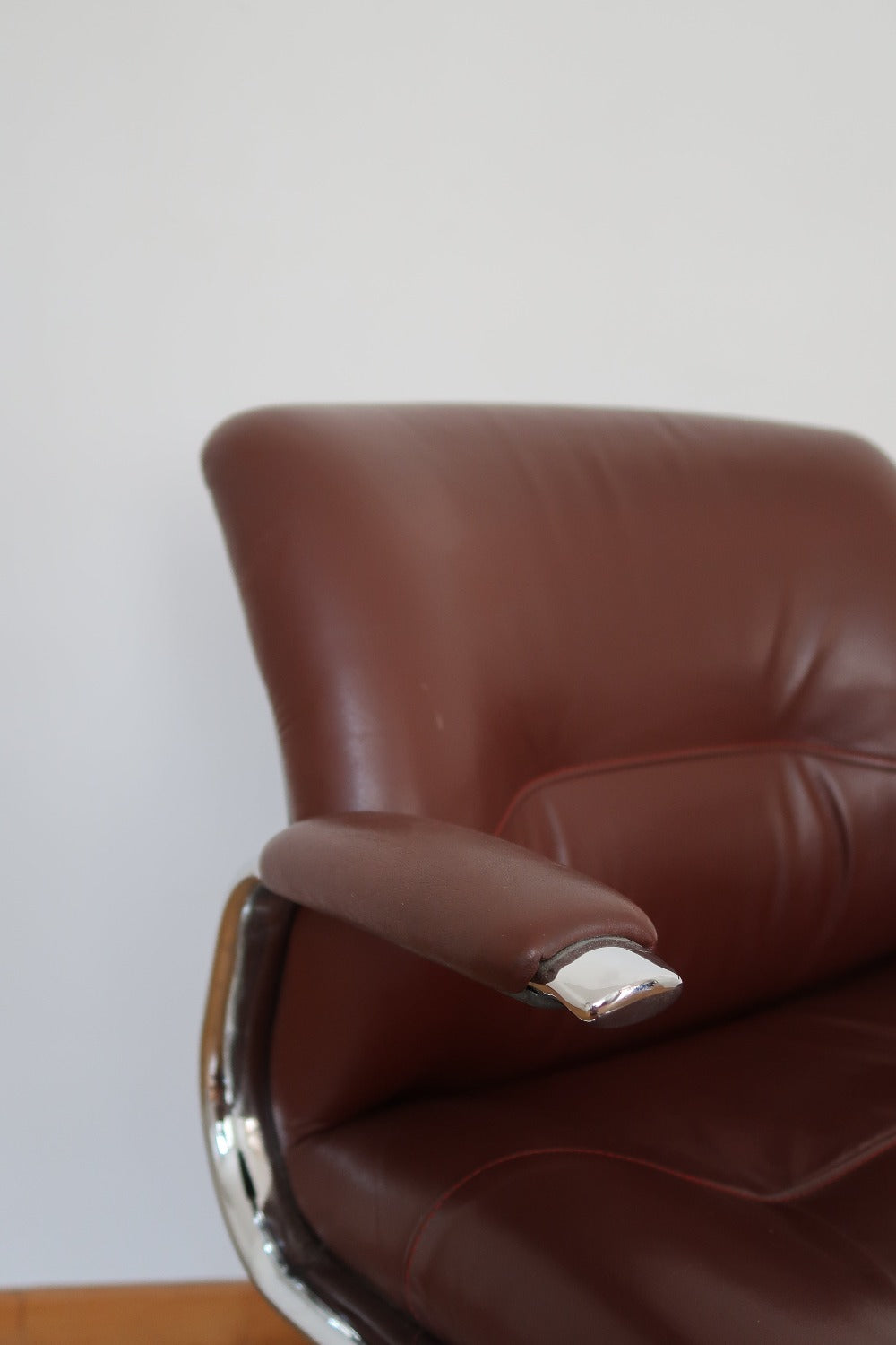 fauteuil bureau skaï cuir bordeau chaise strafor steelcase vintage chrome