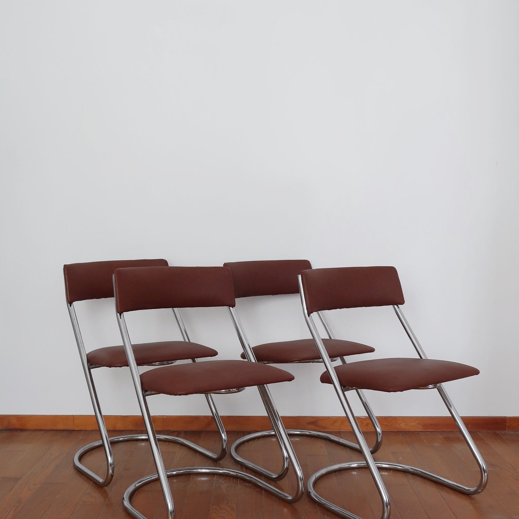 chaise chrome courbé skaï vintage 70
