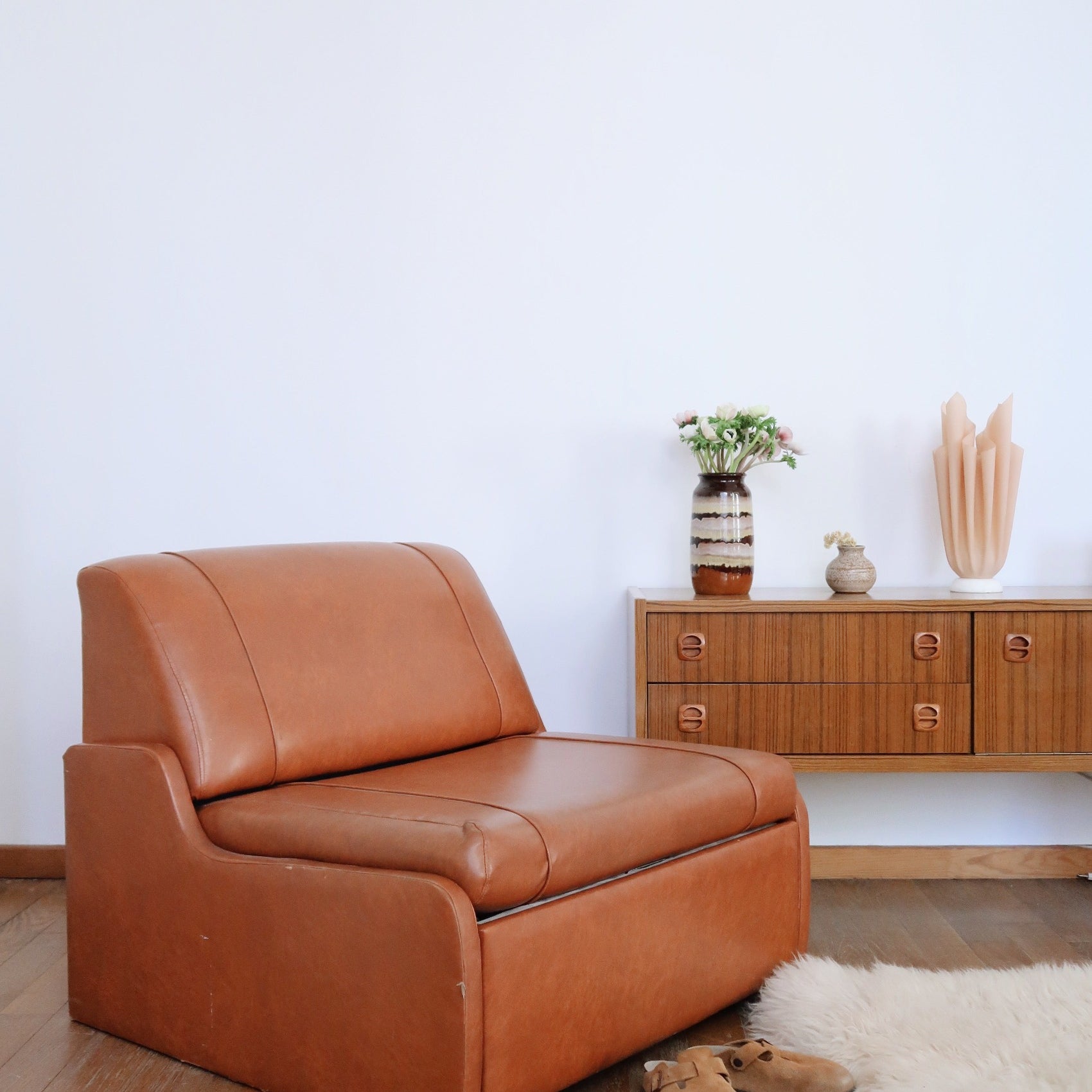 chauffeuse canapé fauteuil vintage convertible clic clac années 70 skaï cuir camel brun scandinave
