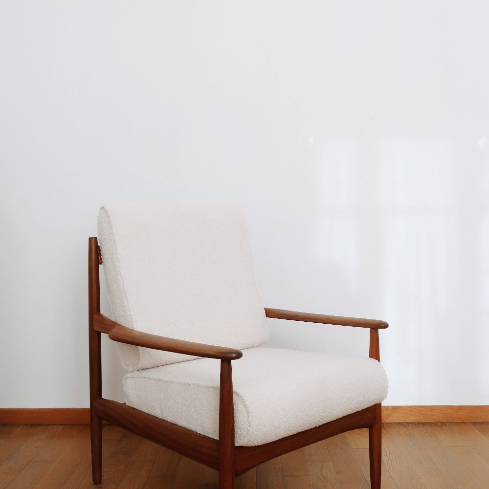 chauffeuse fauteuil grete jalk made in denmark scandinave vintage tissus blanc bouclette danois france & son