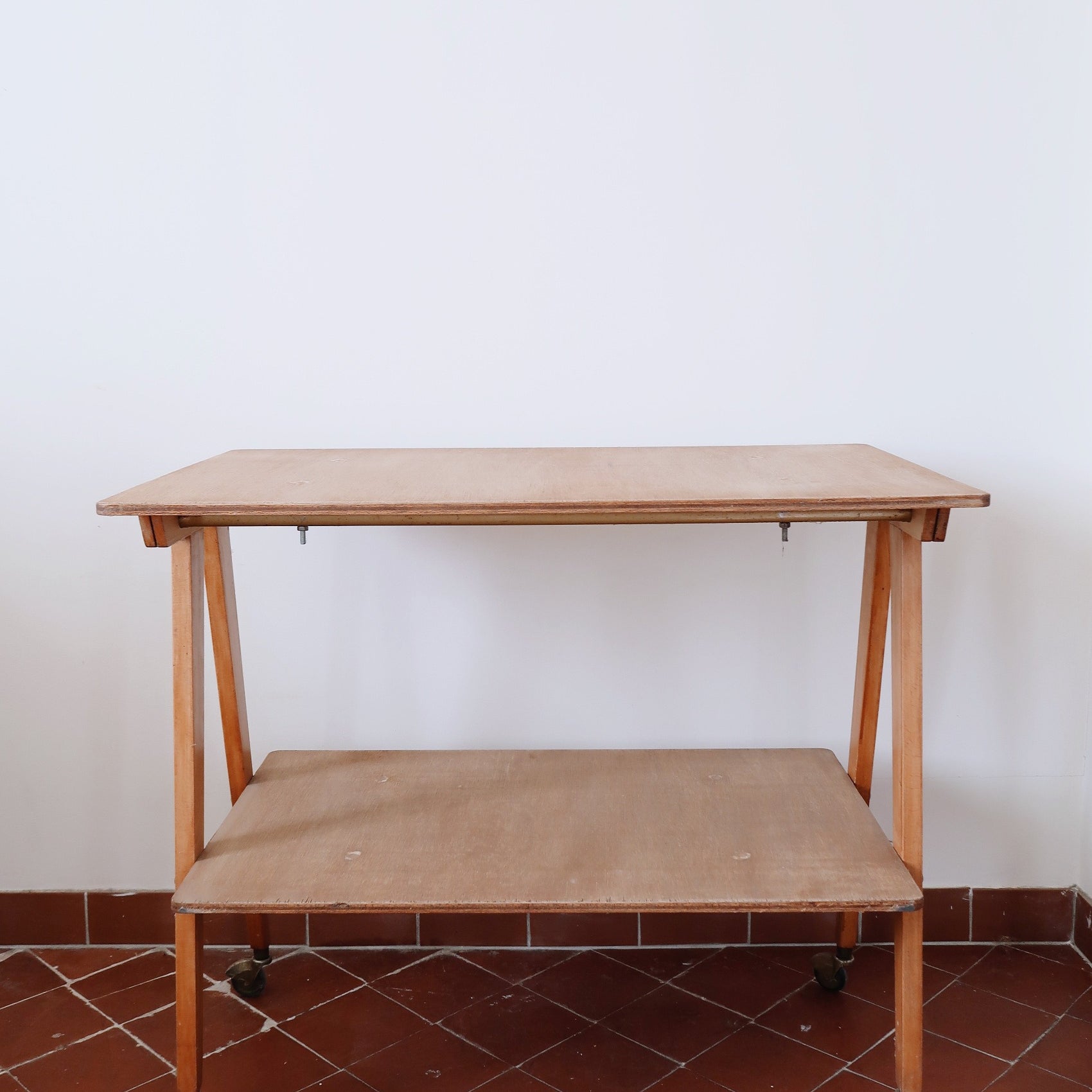 desserte à roulette scandinave table d'appoint vintage pieds compas