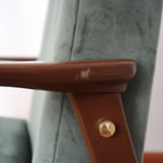 fauteuil chauffeuse velours vert vintage bois scandinave années 60