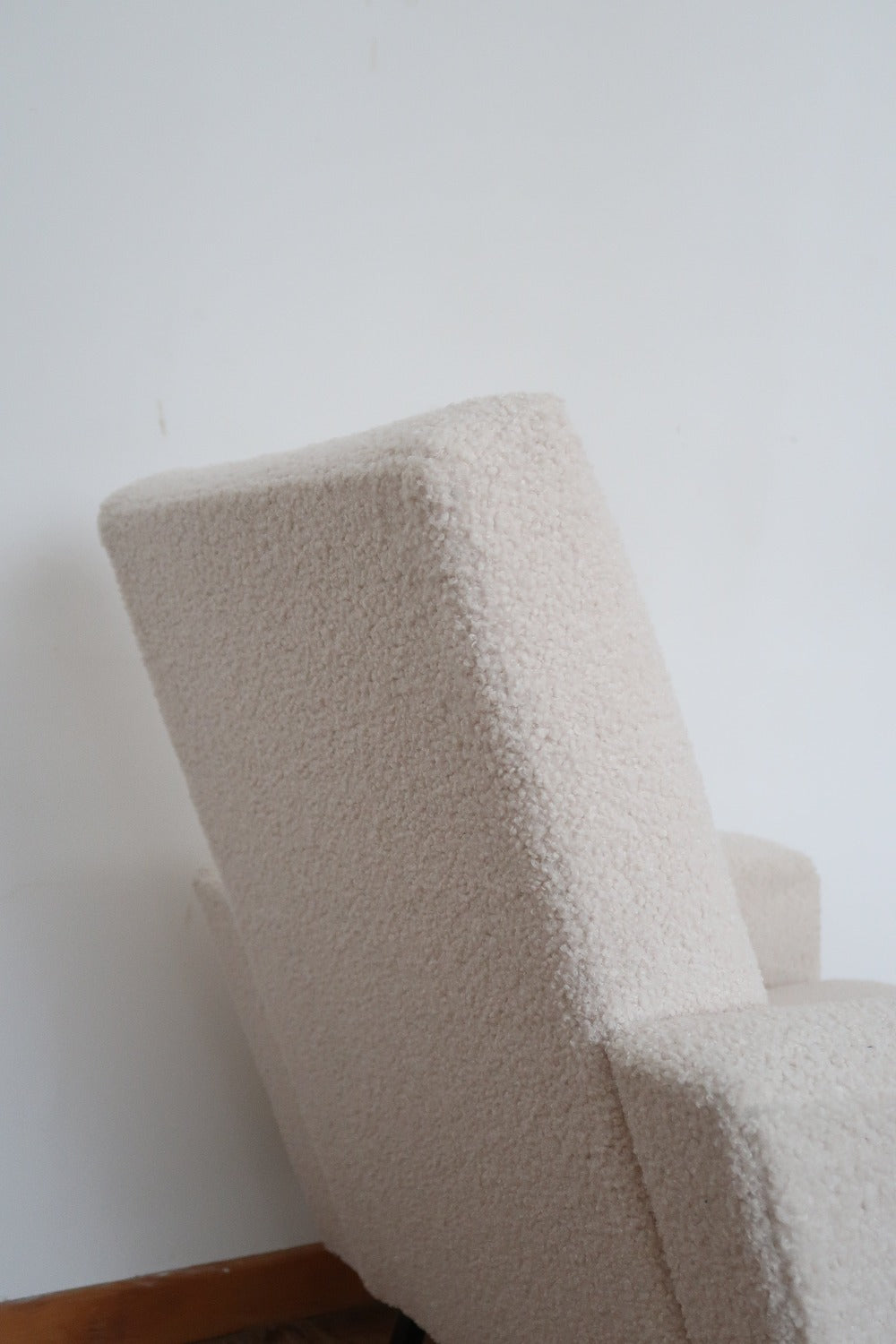 fauteuil scandinave danois chauffeuse vintage laine bouclette blanc pied métallique noir 