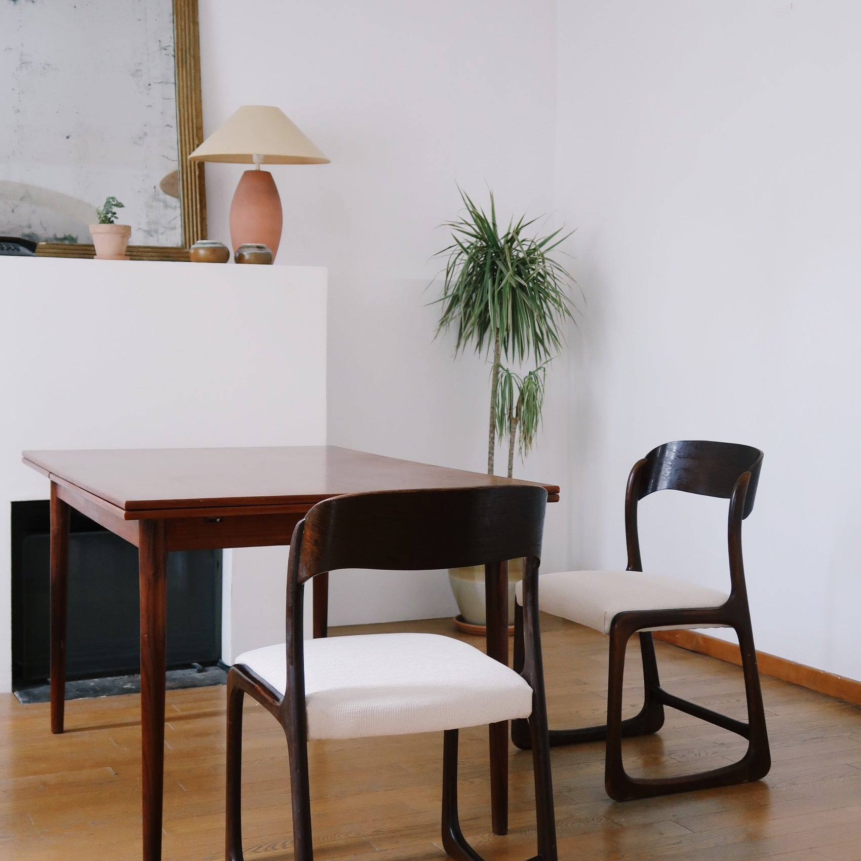 paire 2 chaises baumann traineau vintage scandinave blanc bois foncé teck tissu crème palissandre scandinave pieds compas