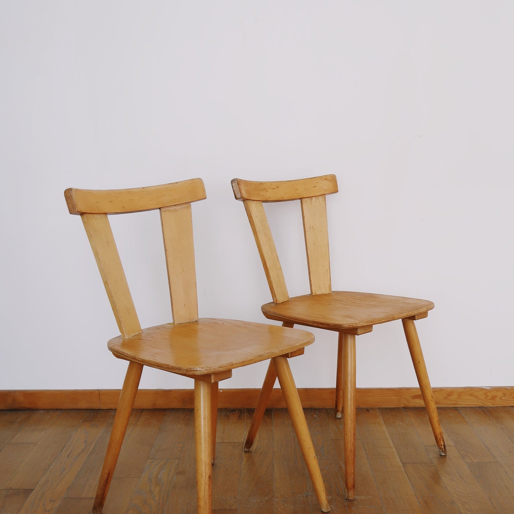 paire 2 chaises bistrot scandinaves bois clair vintage anciens pieds compas fuselés