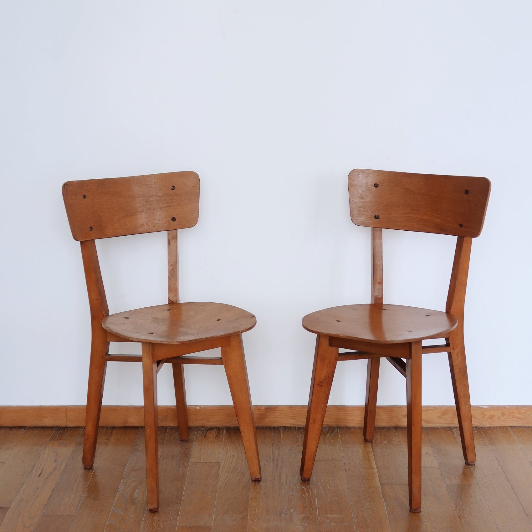 paire 2 chaises bois clair scandinave pieds compas fuselé vintage bistrot thonet baumann