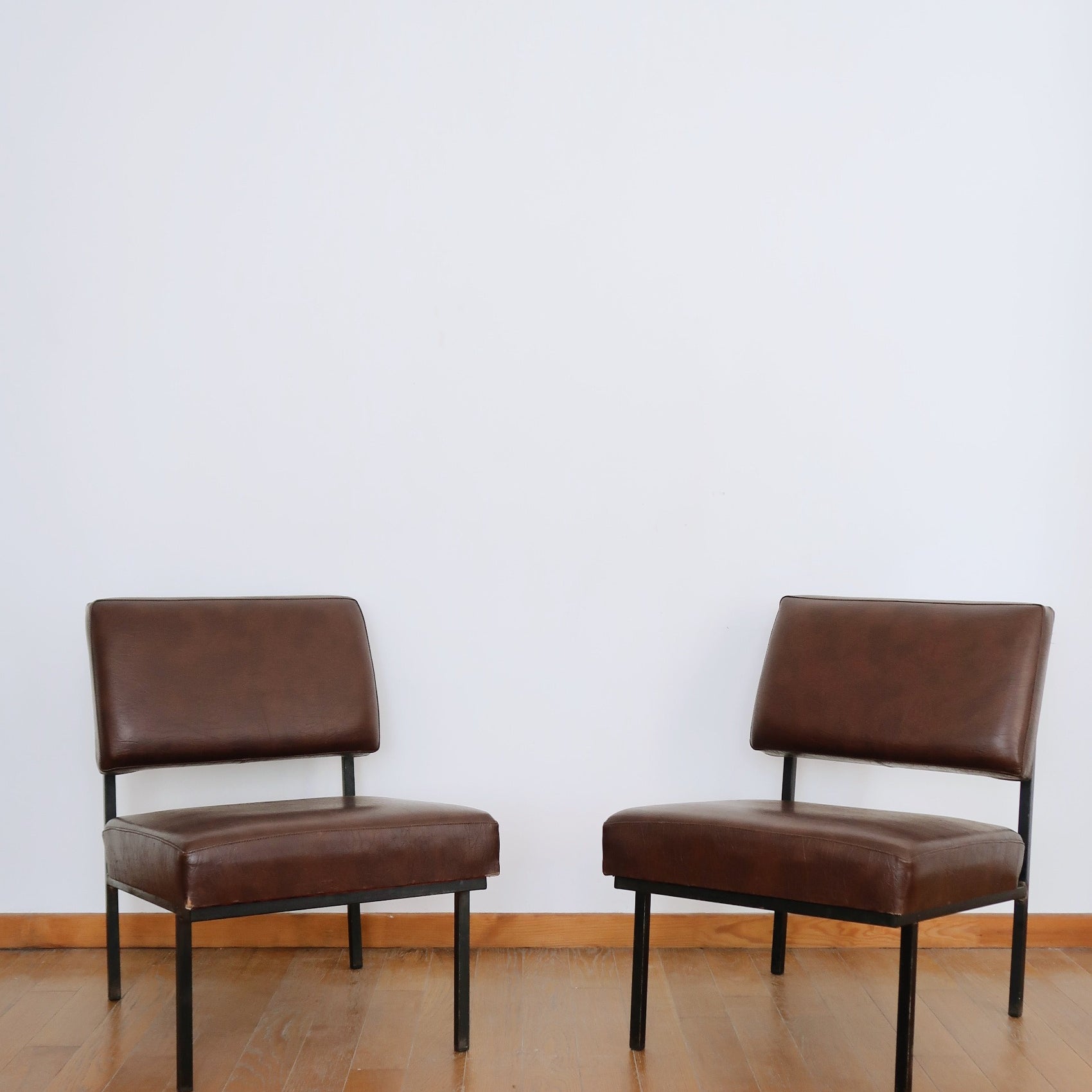 paire 2 chaises chauffeuses fauteuil skaï noir bordeaux marrond pied metallique scandniave danois vintage bauhaus