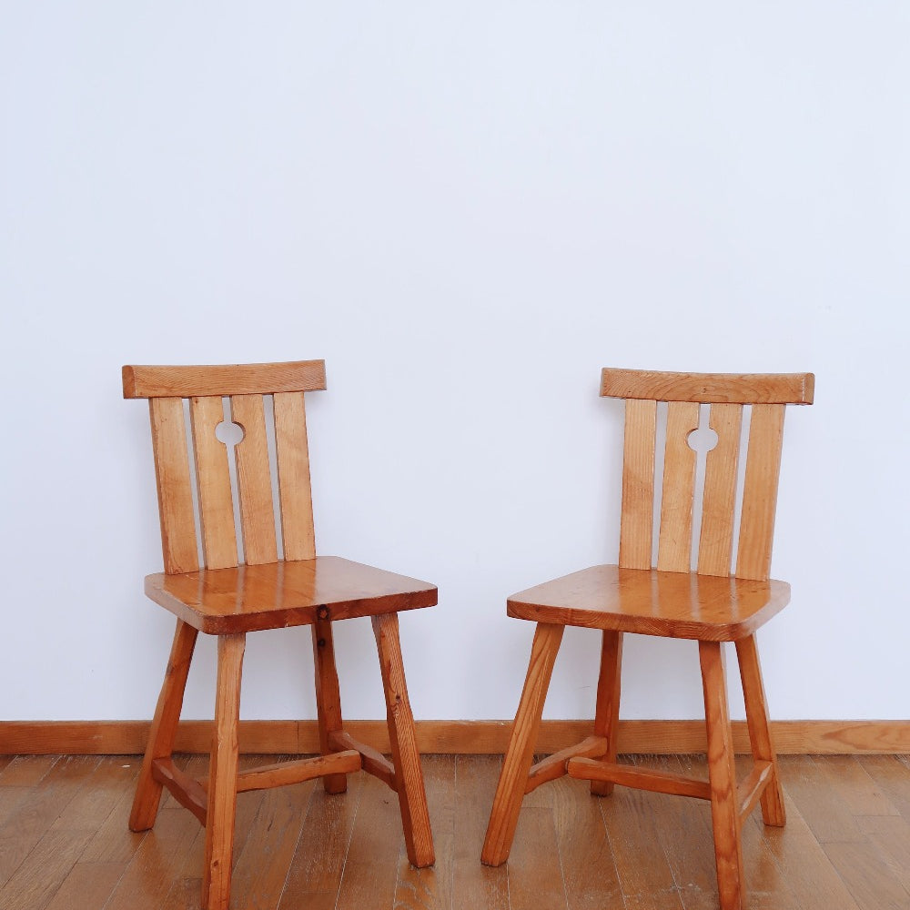 paire 2 chaises montagne charlotte perriand maison regain pierre chapo pin vintage brutaliste forme livre baumann bistrot