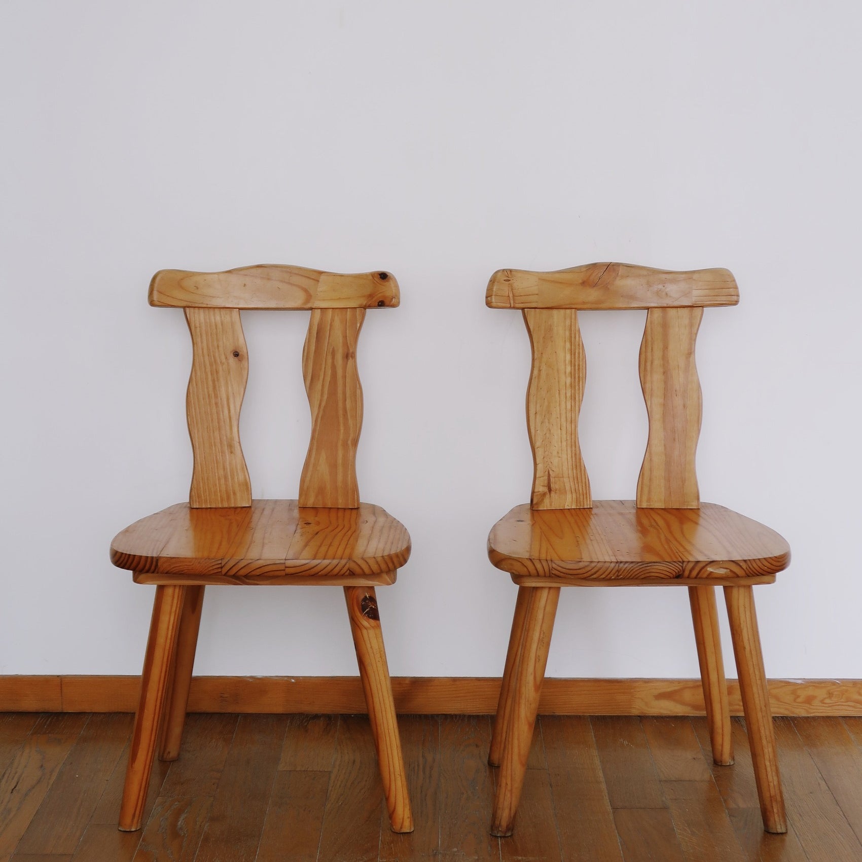 paire 2 chaises scandinave bois clair vintage pin pieds compas montagne arty