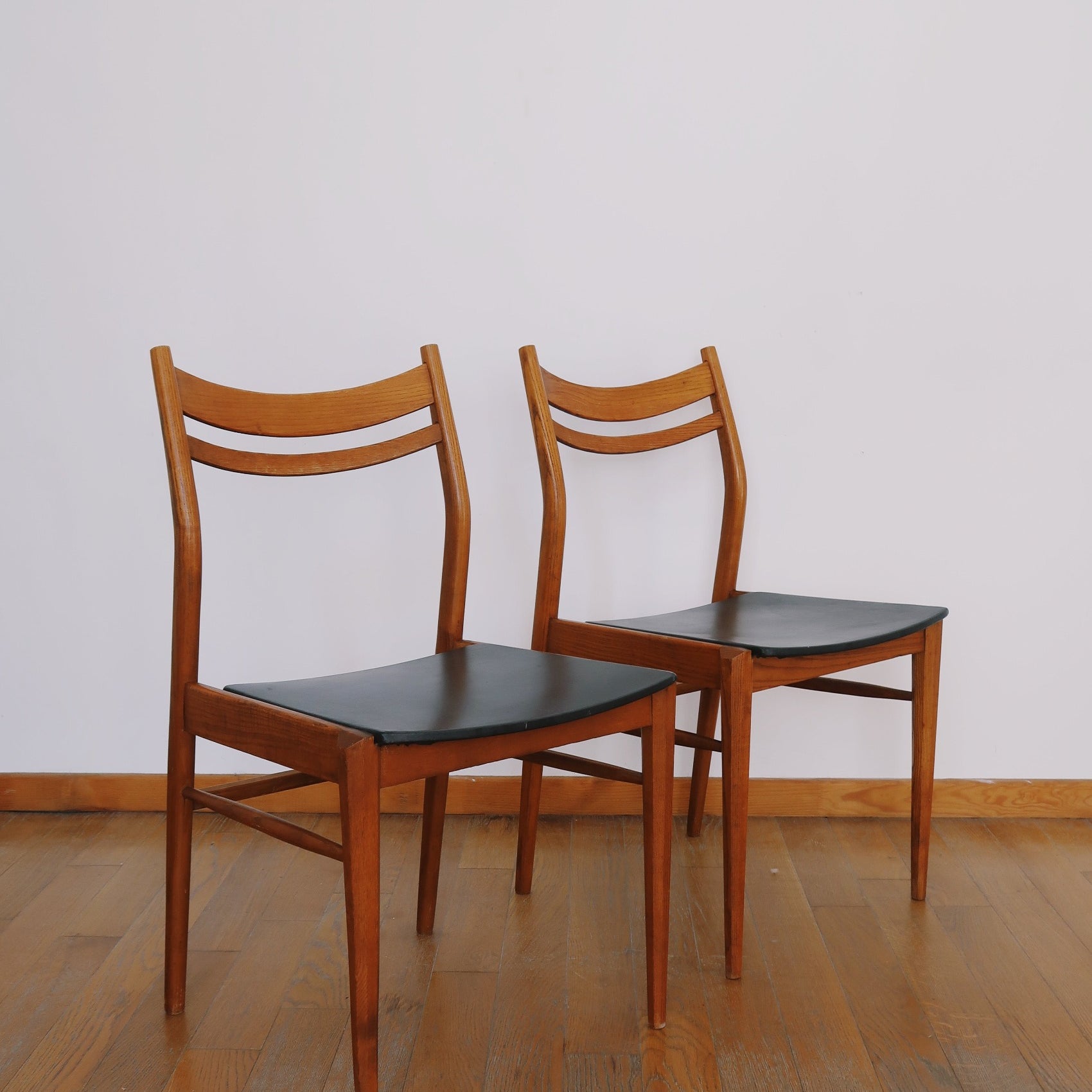 paire 2 chaises scandinave skaï noir teck danois pieds compas noir bois vintage