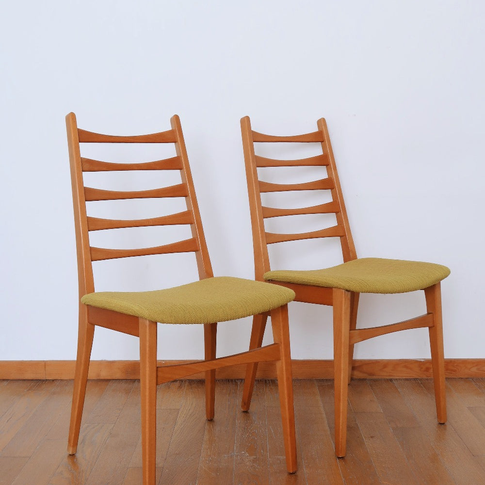 paire 2 chaises scandinave vintage tissu velours jaune bois pieds compas teck clair danois