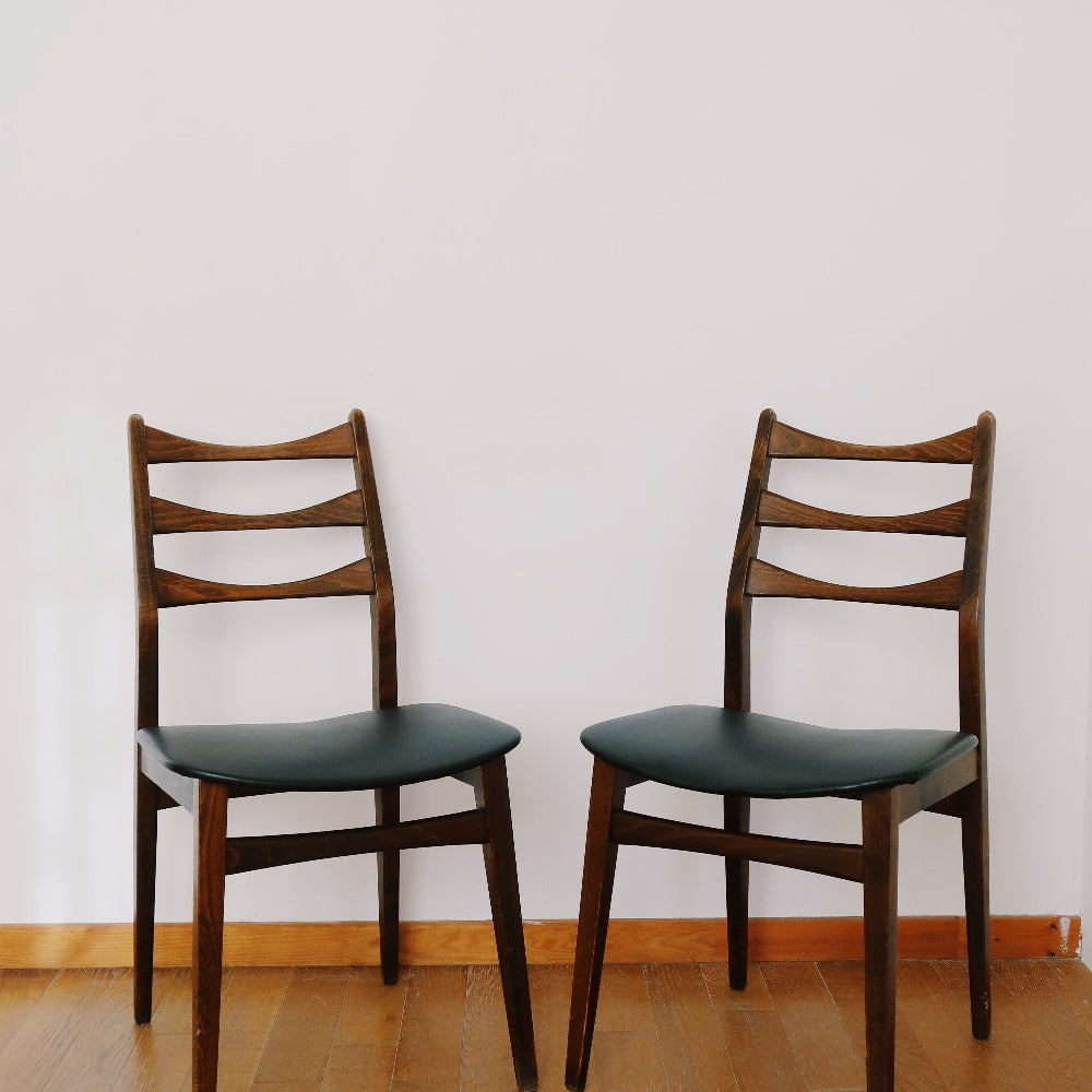 paire 2 chaises skaï noir cuir bois teck vintage scandinave danois made in deutschland pieds compas mignon mobel