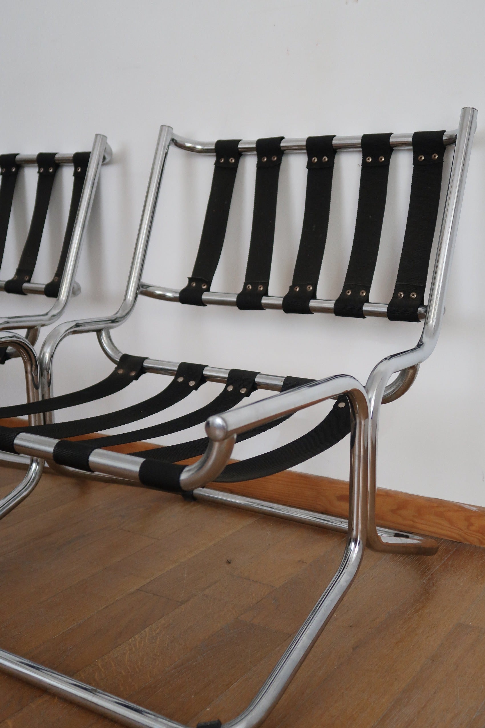 paire 2 fauteuils chauffeuse skai cuir noir pieds piètement métal chrome traineau vintage design 20ème danois bauhaus