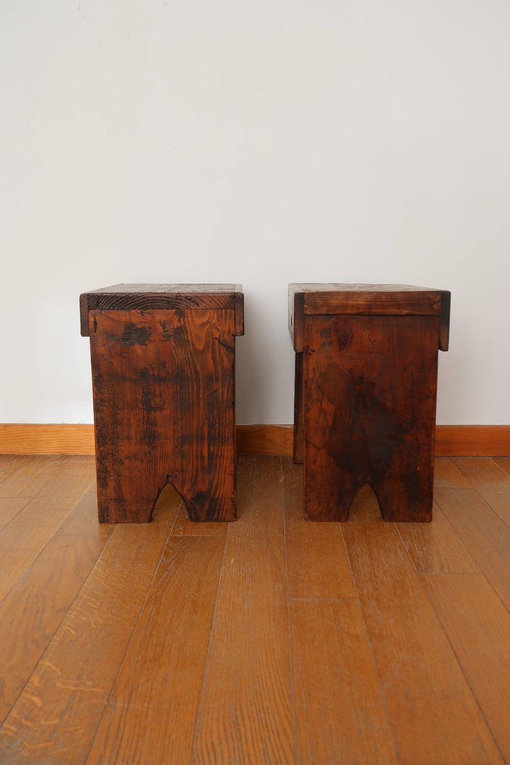 paire 2 foncé table chevet bout canapé appoint porte plante tabouret traite ferme bois brut ancien patine vintage rustique