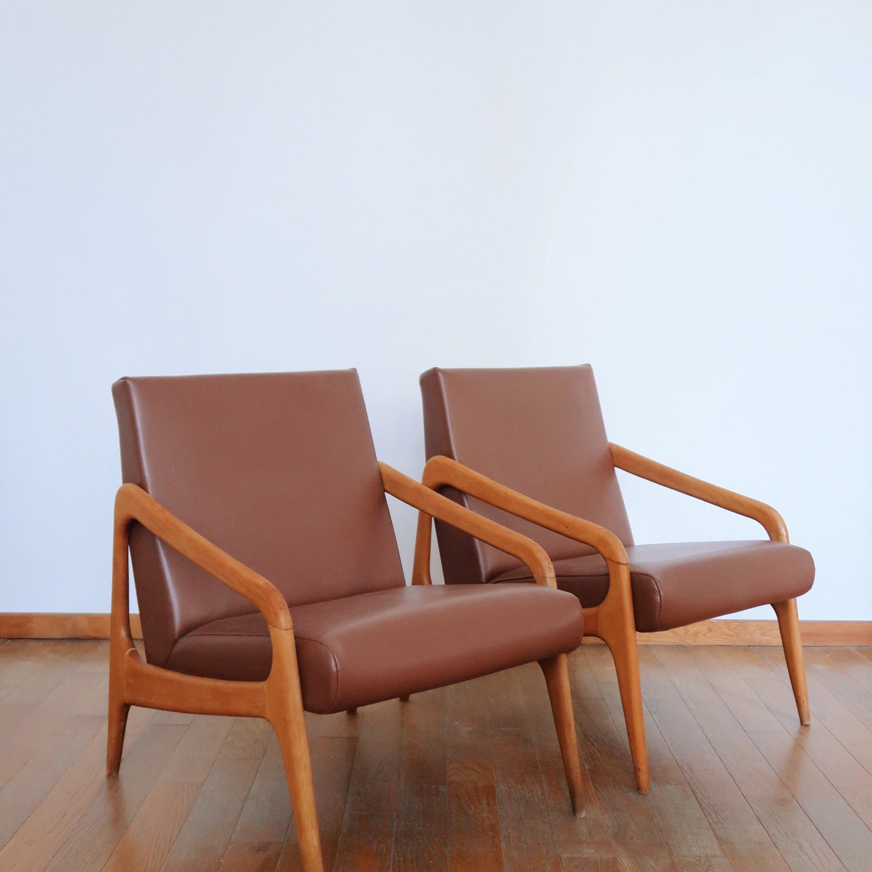 paire fauteuil scandinave 2 skaï cuir bois hêtre vintage marron stella dorian chauffeuse chaises pieds compas