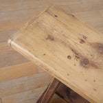 petit banc ferme rustique pieds croisé vintage brut brutaliste bois massif clair pin