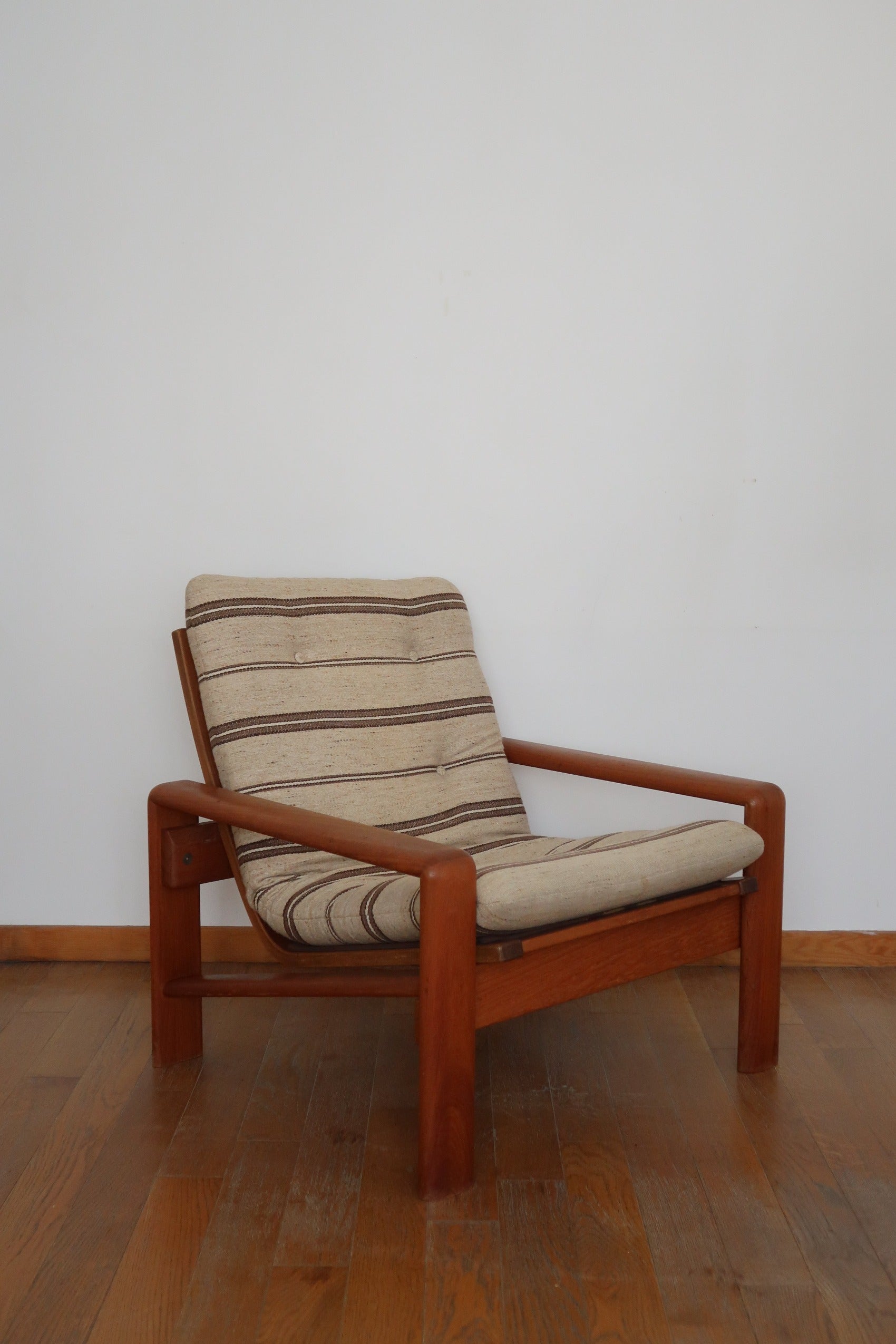 salon canapé fauteuil chauffeuse EMC Furniture made in Denmark scandinave danois vintage teck palissandre tissu lin rayé vintage années 60