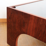 table basse années 70 bois ébène teck vintage moderniste scandinave design verre fumé carré asymétrique