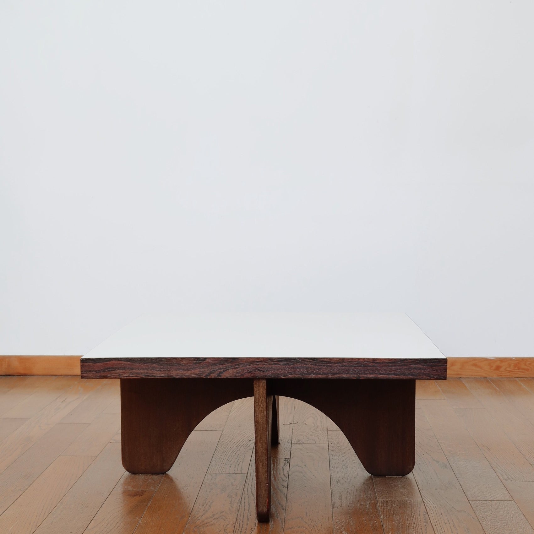 table basse carré moderniste bois massif arty