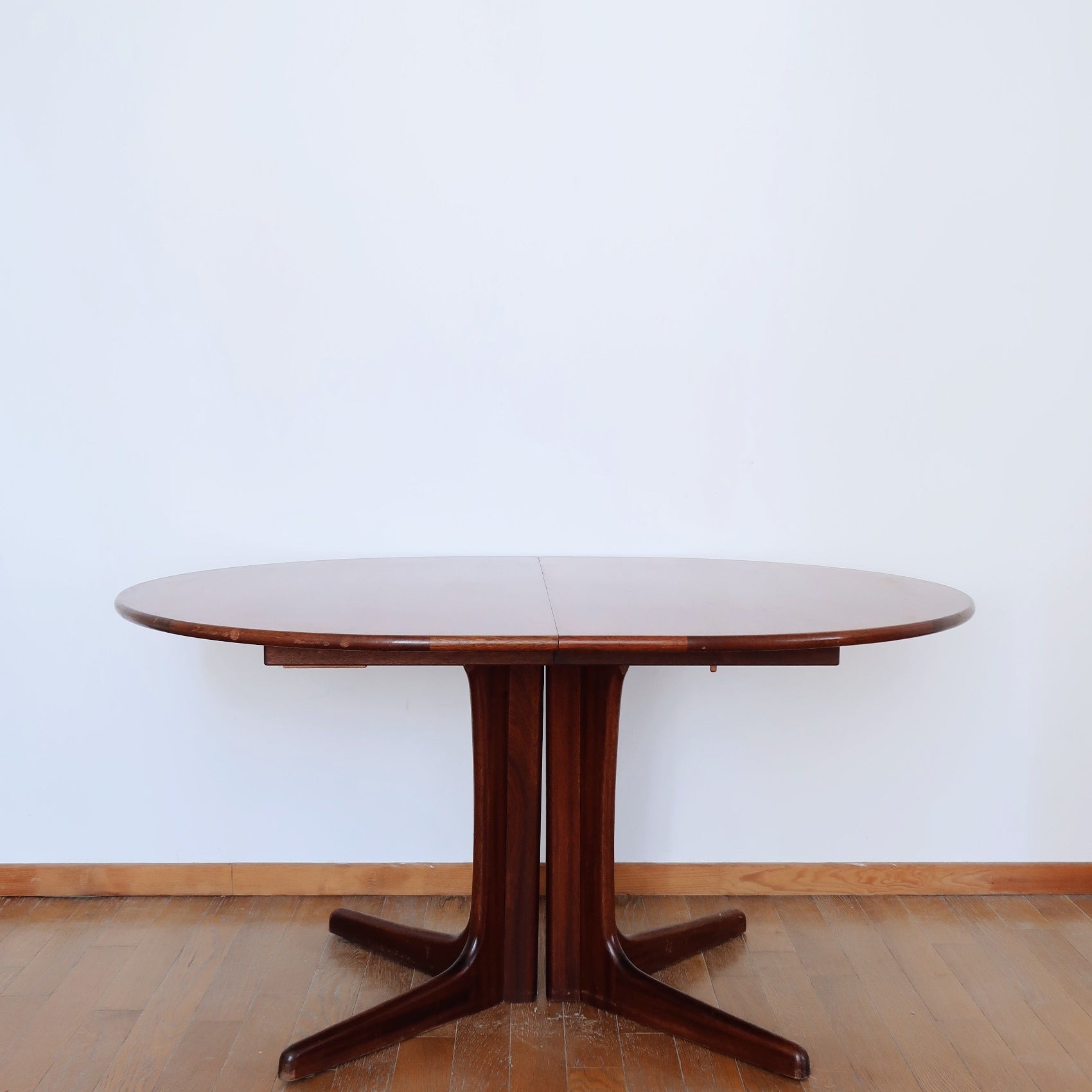 table ronde ovale extensible rallonges pieds tulipe teck bois baumann vintage scandinave danois